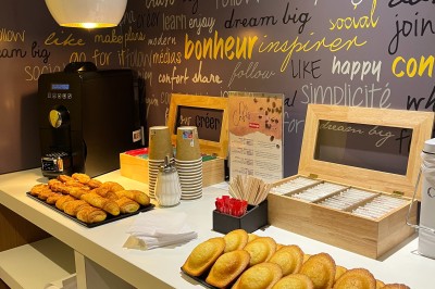 Image présentant des offres spéciales pour la location de salles et une pause d'accueil offerte, avec détails et code promo.