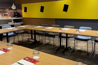 Image présentant des offres spéciales pour la location de salles et une pause d'accueil offerte, avec détails et code promo.