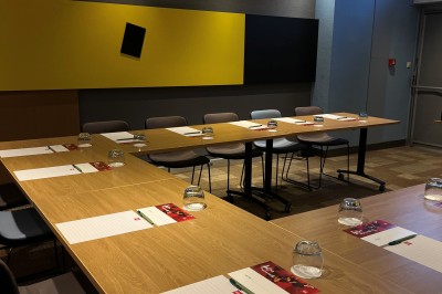 Image présentant des offres spéciales pour la location de salles et une pause d'accueil offerte, avec détails et code promo.