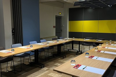 Image présentant des offres spéciales pour la location de salles et une pause d'accueil offerte, avec détails et code promo.