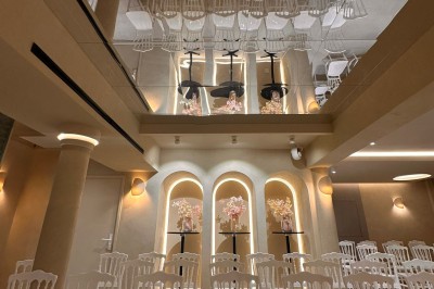 Façade d'une boutique avec vitrines éclairées, affichant des produits ASUS et un panneau ’ASUS Partner Day’.