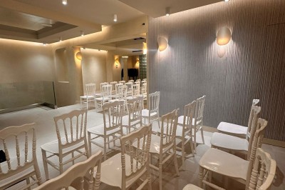 Façade d'une boutique avec vitrines éclairées, affichant des produits ASUS et un panneau ’ASUS Partner Day’.