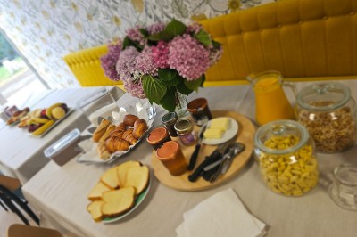 Miniature Location salle Salies-du-Salat (Haute-Garonne) - La Villa Milady #7 Façade d'un bâtiment moderne avec toit en tuiles rouges, balcons en fer forgé et enseigne ’La Villa Milady’.