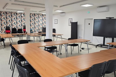 Miniature Location salle Salies-du-Salat (Haute-Garonne) - La Villa Milady #16 Façade d'un bâtiment moderne avec toit en tuiles rouges, balcons en fer forgé et enseigne ’La Villa Milady’.