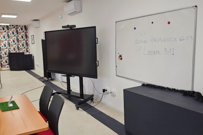 Miniature Location salle Salies-du-Salat (Haute-Garonne) - La Villa Milady #17 Façade d'un bâtiment moderne avec toit en tuiles rouges, balcons en fer forgé et enseigne ’La Villa Milady’.