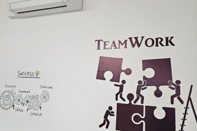 Miniature Location salle Salies-du-Salat (Haute-Garonne) - La Villa Milady #18 Façade d'un bâtiment moderne avec toit en tuiles rouges, balcons en fer forgé et enseigne ’La Villa Milady’.