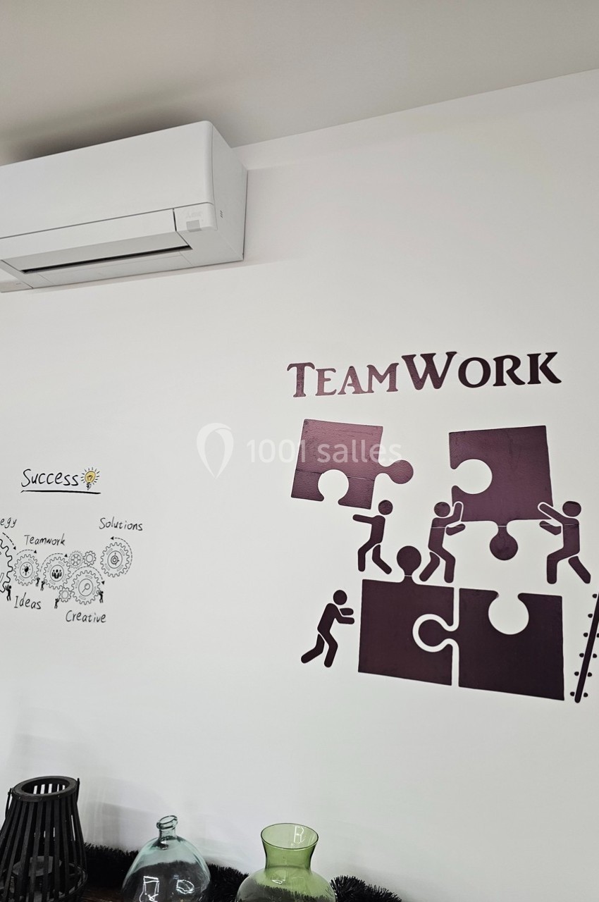 Autocollants muraux illustrant le travail d'équipe avec des pièces de puzzle et un climatiseur fixé au mur.