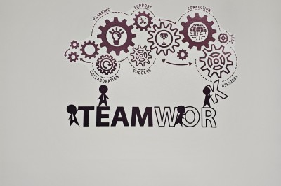 Miniature Location salle Salies-du-Salat (Haute-Garonne) - La Villa Milady #20 Façade d'un bâtiment moderne avec toit en tuiles rouges, balcons en fer forgé et enseigne ’La Villa Milady’.