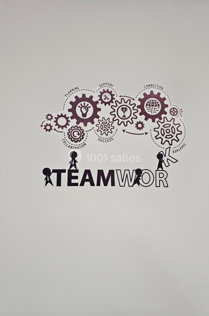 Illustration de rouages imbriqués avec des mots liés au travail d'équipe et des silhouettes collaborant.