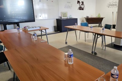 Miniature Location salle Salies-du-Salat (Haute-Garonne) - La Villa Milady #37 Façade d'un bâtiment moderne avec toit en tuiles rouges, balcons en fer forgé et enseigne ’La Villa Milady’.