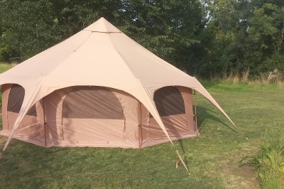 Miniature Location salle Mesnil-Follemprise (Seine-Maritime) - Le Haut Mesnil #2 Tente beige à plusieurs pointes montée sur une pelouse, avec une autre tente jaune en arrière-plan.