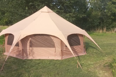 Miniature Location salle Mesnil-Follemprise (Seine-Maritime) - Le Haut Mesnil #10 Tente beige à plusieurs pointes montée sur une pelouse, avec une autre tente jaune en arrière-plan.