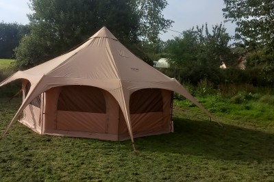 Miniature Location salle Mesnil-Follemprise (Seine-Maritime) - Le Haut Mesnil #8 Tente beige à plusieurs pointes montée sur une pelouse, avec une autre tente jaune en arrière-plan.