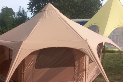 Miniature Location salle Mesnil-Follemprise (Seine-Maritime) - Le Haut Mesnil #3 Tente beige à plusieurs pointes montée sur une pelouse, avec une autre tente jaune en arrière-plan.