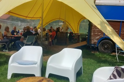 Miniature Location salle Mesnil-Follemprise (Seine-Maritime) - Le Haut Mesnil #12 Tente beige à plusieurs pointes montée sur une pelouse, avec une autre tente jaune en arrière-plan.