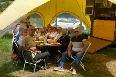 Miniature Location salle Mesnil-Follemprise (Seine-Maritime) - Le Haut Mesnil #14 Tente beige à plusieurs pointes montée sur une pelouse, avec une autre tente jaune en arrière-plan.