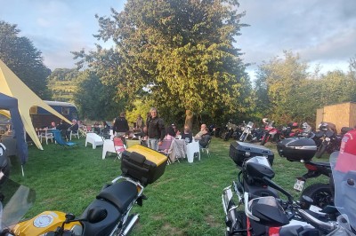 Miniature Location salle Mesnil-Follemprise (Seine-Maritime) - Le Haut Mesnil #9 Tente beige à plusieurs pointes montée sur une pelouse, avec une autre tente jaune en arrière-plan.