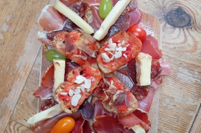 Miniature Location salle Mesnil-Follemprise (Seine-Maritime) - Le Haut Mesnil #6 Tente beige à plusieurs pointes montée sur une pelouse, avec une autre tente jaune en arrière-plan.