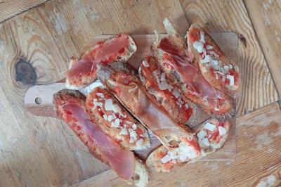 Miniature Location salle Mesnil-Follemprise (Seine-Maritime) - Le Haut Mesnil #15 Tente beige à plusieurs pointes montée sur une pelouse, avec une autre tente jaune en arrière-plan.