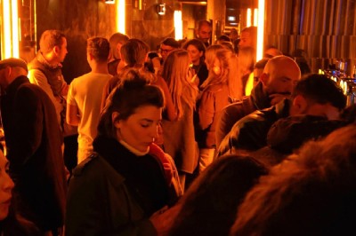 Miniature Location salle Paris 9 (Paris) - Les Blancs Becs #3 Plateau d'huîtres fraîches disposées autour de sauces, accompagné de quartiers de citron et de persil.