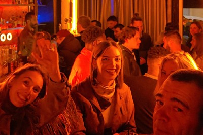 Miniature Location salle Paris 9 (Paris) - Les Blancs Becs #14 Plateau d'huîtres fraîches disposées autour de sauces, accompagné de quartiers de citron et de persil.