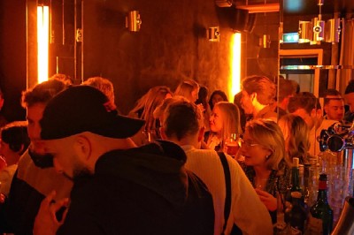 Miniature Location salle Paris 9 (Paris) - Les Blancs Becs #9 Plateau d'huîtres fraîches disposées autour de sauces, accompagné de quartiers de citron et de persil.