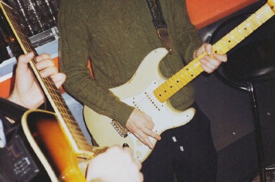 Miniature Location salle Paris 9 (Paris) - Les Blancs Becs #17 Plateau d'huîtres fraîches disposées autour de sauces, accompagné de quartiers de citron et de persil.