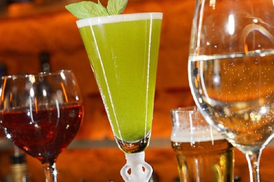 Miniature Location salle Paris 9 (Paris) - Les Blancs Becs #19 Plateau d'huîtres fraîches disposées autour de sauces, accompagné de quartiers de citron et de persil.