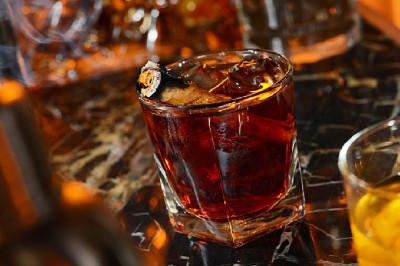 Miniature Location salle Paris 9 (Paris) - Les Blancs Becs #22 Plateau d'huîtres fraîches disposées autour de sauces, accompagné de quartiers de citron et de persil.