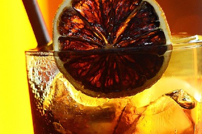 Miniature Location salle Paris 9 (Paris) - Les Blancs Becs #25 Plateau d'huîtres fraîches disposées autour de sauces, accompagné de quartiers de citron et de persil.