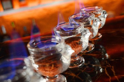 Miniature Location salle Paris 9 (Paris) - Les Blancs Becs #27 Plateau d'huîtres fraîches disposées autour de sauces, accompagné de quartiers de citron et de persil.