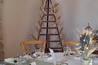 Cuisine professionnelle avec plans de travail en inox, évier, étagères et deux grandes portes de chambre froide.