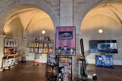 Miniature Exposition PopArt de PEPPONE Cuisine professionnelle avec plans de travail en inox, évier, étagères et deux grandes portes de chambre froide.