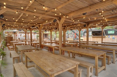 Tunnel d'aquarium avec un grand bassin à droite, éclairages colorés et écran lumineux sur le mur gauche.