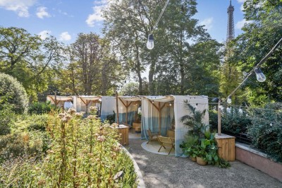 Tunnel d'aquarium avec un grand bassin à droite, éclairages colorés et écran lumineux sur le mur gauche.