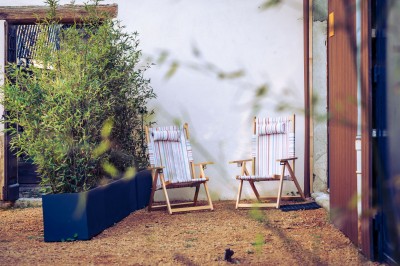 Façade en pierre éclairée d'une bâtisse ancienne avec une enseigne lumineuse, vue de nuit.