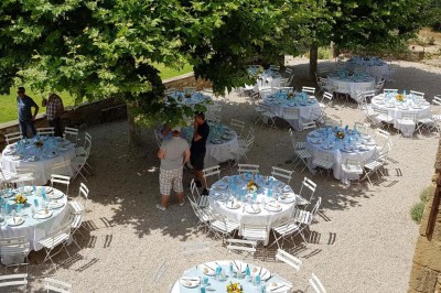 Façade d'un bâtiment en pierre éclairée la nuit, entourée de végétation sombre.