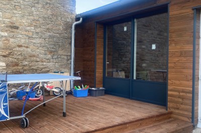 Cuisine professionnelle avec équipements en acier inoxydable, comprenant un four, des étagères et des plans de travail.