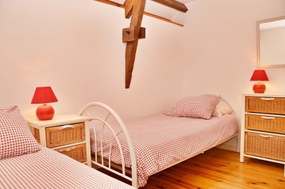 Cuisine professionnelle avec équipements en acier inoxydable, comprenant un four, des étagères et des plans de travail.