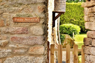 Cuisine professionnelle avec équipements en acier inoxydable, comprenant un four, des étagères et des plans de travail.