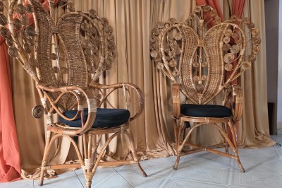 Un décor extérieur avec des panneaux illustrant un couple élégant, entouré de fleurs et de drapés blancs.