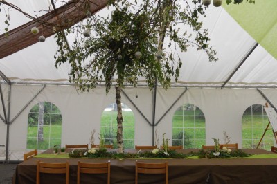 Salle de sport intérieure avec terrain de basket, sol bleu et panneaux de basket fixés aux murs.