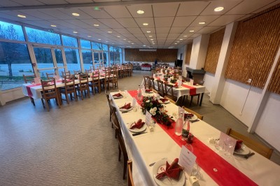 Salle de sport intérieure avec terrain de basket, sol bleu et panneaux de basket fixés aux murs.