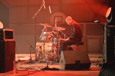 Salle de sport intérieure avec terrain de basket, sol bleu et panneaux de basket fixés aux murs.