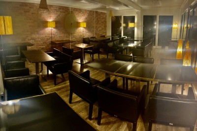 Sanitaires modernes avec cabines fermées, lavabo, carrelage clair et lumière naturelle provenant d'une fenêtre et d'un puits…