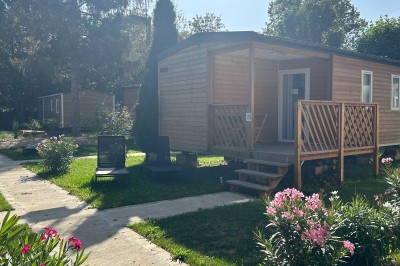 Sanitaires modernes avec cabines fermées, lavabo, carrelage clair et lumière naturelle provenant d'une fenêtre et d'un puits…