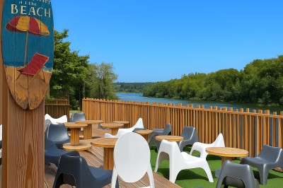 Sanitaires modernes avec cabines fermées, lavabo, murs en carrelage clair et lumière naturelle provenant d'une fenêtre et d…