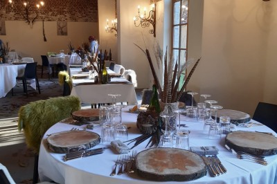 Allée bordée d'arbres enneigés vue depuis l'intérieur d'une voiture, avec un chemin partiellement dégagé.