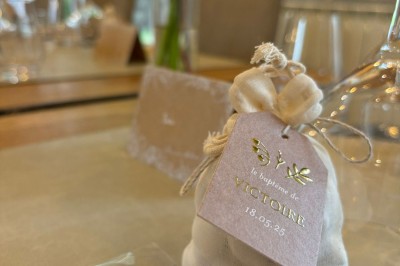 Plateau à trois étages avec fraises et morceaux de fruits, accompagné d'une fontaine de chocolat sur une table.