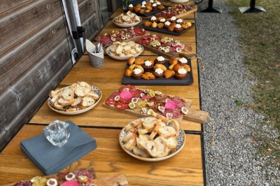 Plateau à trois étages avec fraises et morceaux de fruits, accompagné d'une fontaine de chocolat sur une table.